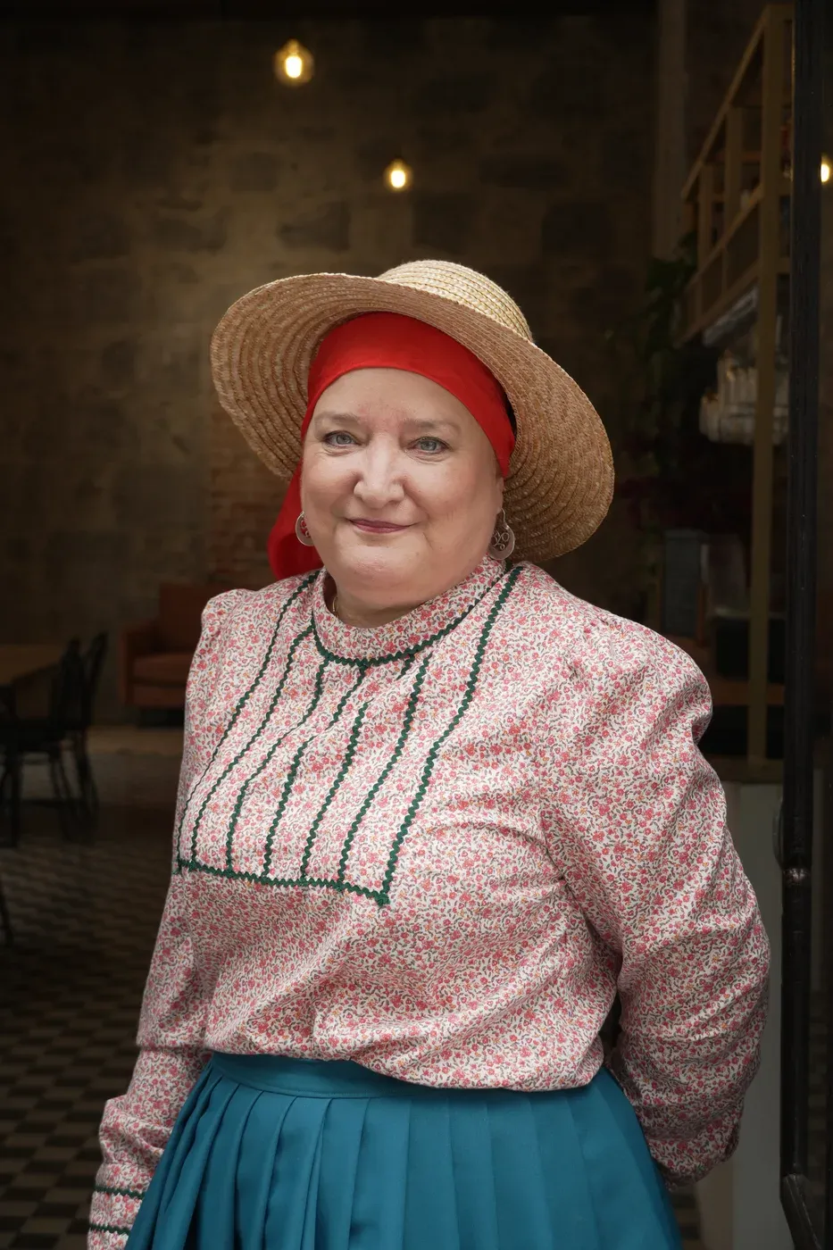 Mariquilla, la matriarca, en la puerta del restaurante