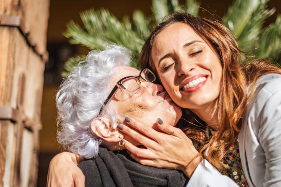 Mariquilla, la matriarca, en la puerta del restaurante